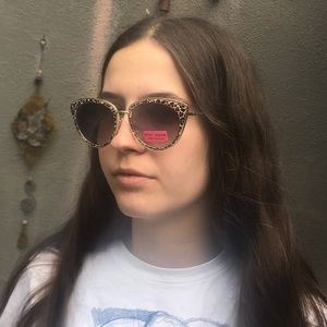 🆕Betsey Johnson Cheetah Print Cat-eye Sunglasses